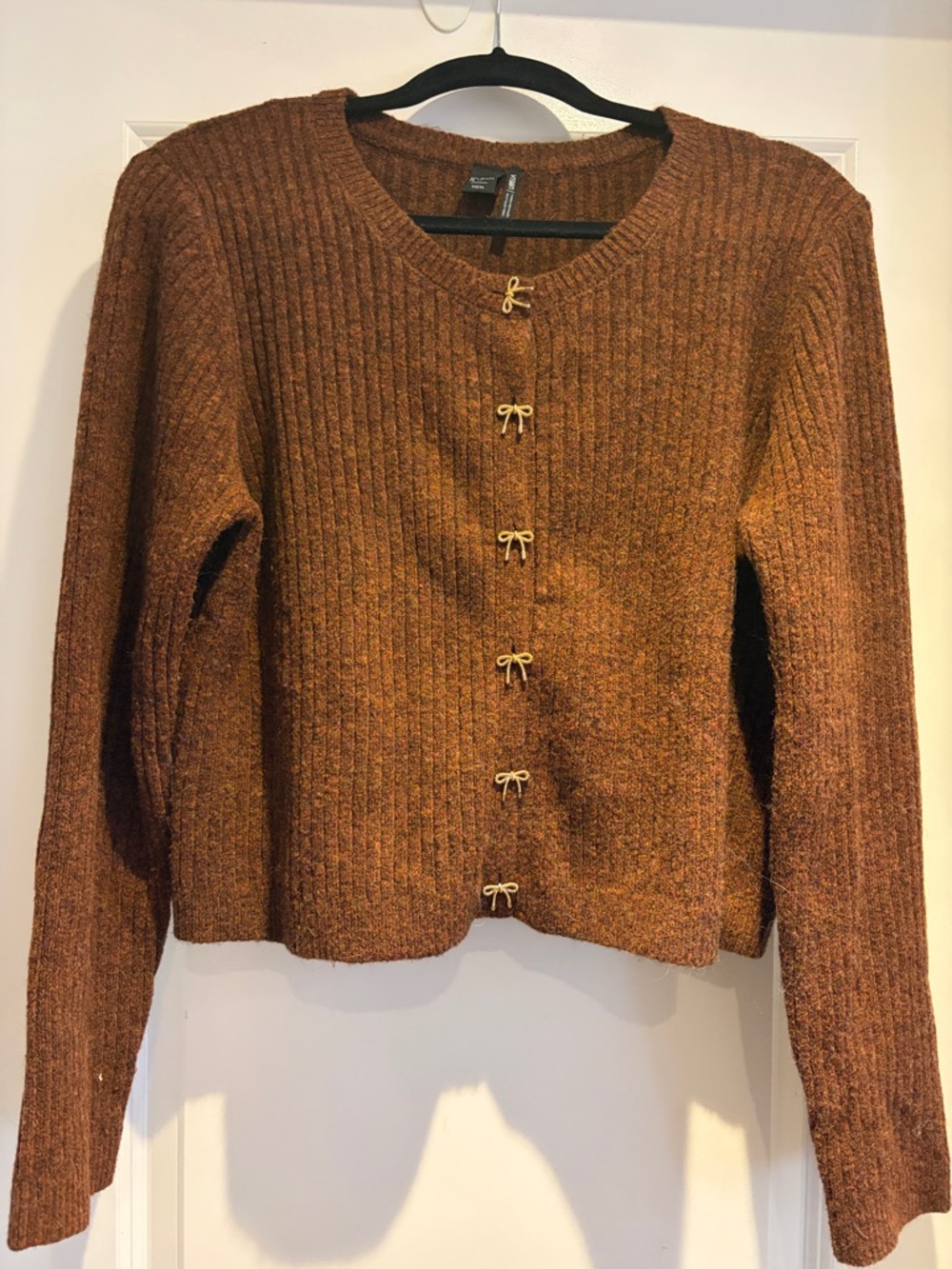 Cropped ribbed cardigan with charming golden bows NWOT